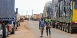 A la frontiÃ¨re entre le BÃ©nin et le Niger, un millier de camions sont bloquÃ©s depuis plus dâ€™un mois